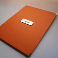 pomarańczowa okładka na papierowe eleganckie dyplomy lub certyfikaty